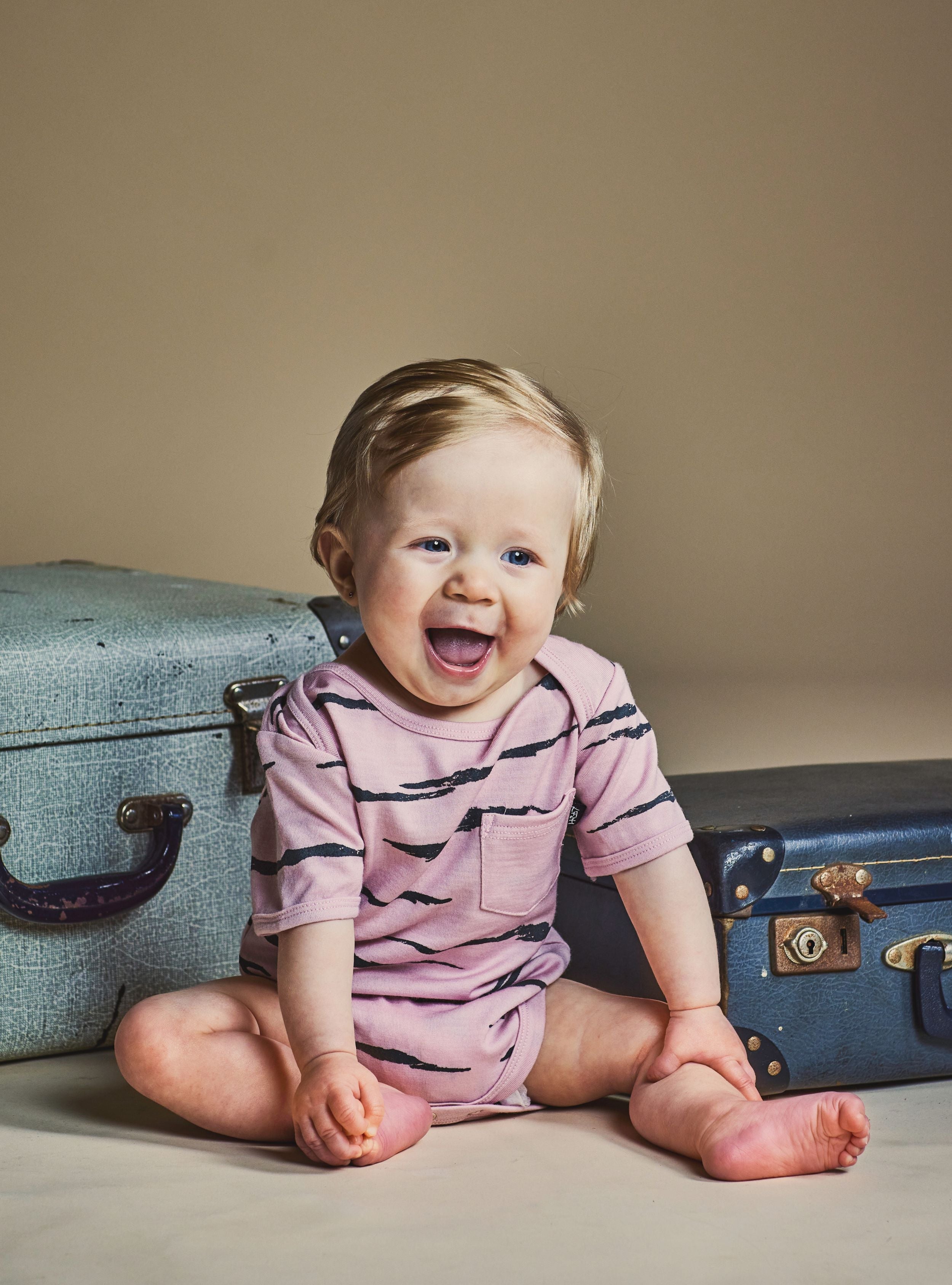 EZRA SHORTSLEEVE BODYSUIT- Lilac Tiger, 3-6 months + 6-12 months