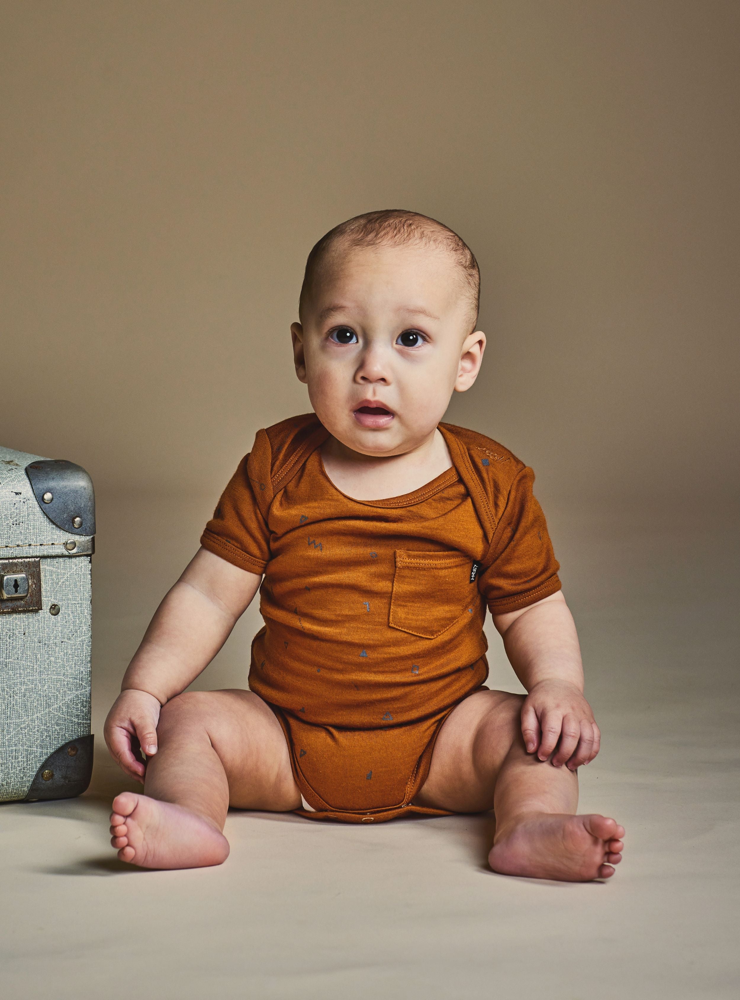 EZRA SHORTSLEEVE BODYSUIT- Rust Elements, 3-6 months + 6-12 months